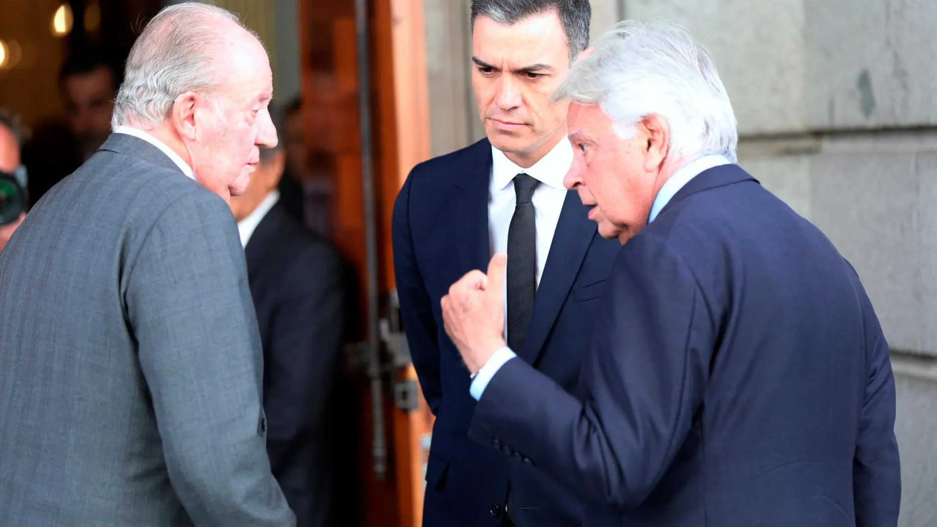 Don Juan Carlos junto al ex presidente del Gobierno, Felipe González, y el presidente actual en funciones Pedro Sánchez en una foto de archivo