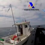 Momento en que la Guardia Civil asalta una narcolancha