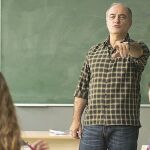 Imagen del profesor Merlí (Francesc Orella) en el aula donde imparte clases
