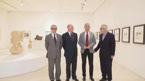 Braulio Medel y Miguel Ángel Vázquez, entre otros, ayer en la inauguración de la exposición / Foto: Efe