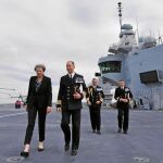 El portaaviones «HMS Queen Elizabeth» en la base naval de Portsmouth durante una visita de la ex Primer Ministro Theresa May