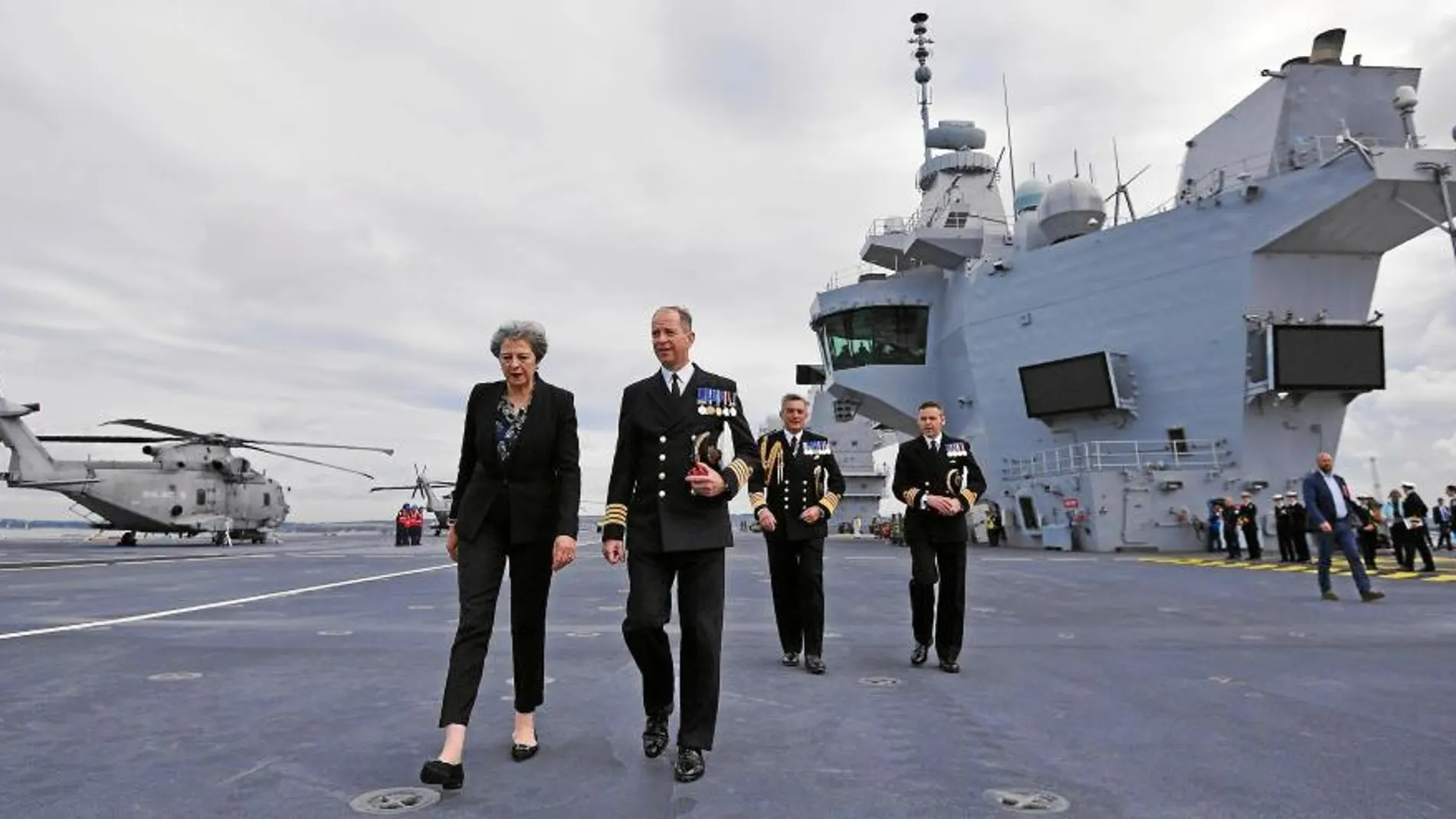 El portaaviones «HMS Queen Elizabeth» en la base naval de Portsmouth durante una visita de la ex Primer Ministro Theresa May
