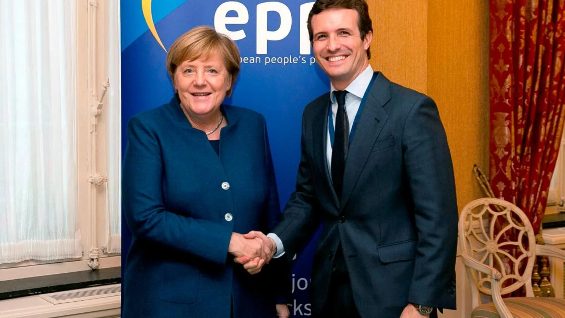 El presidente del PP, Pablo Casado, durante el encuentro que ha mantenido hoy en Bruselas con la canciller alemana, Angela Merkel / Foto: Efe