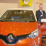 El director general de Operaciones del Grupo Renault, Carlos Tavares, y el presidente de la multinacional francesa en España, José Vicente de los Mozos, junto a un modelo del Captur