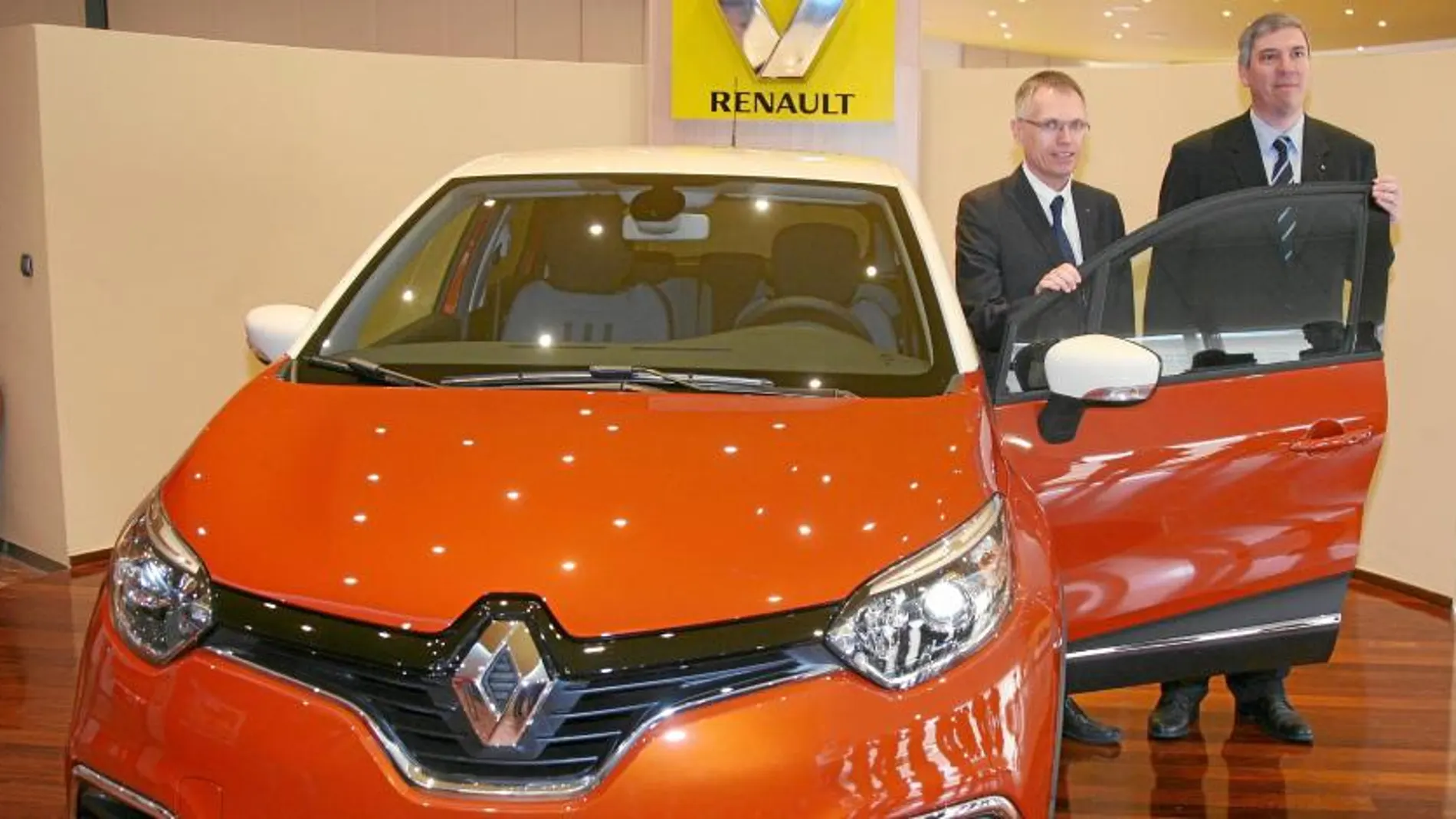 El director general de Operaciones del Grupo Renault, Carlos Tavares, y el presidente de la multinacional francesa en España, José Vicente de los Mozos, junto a un modelo del Captur
