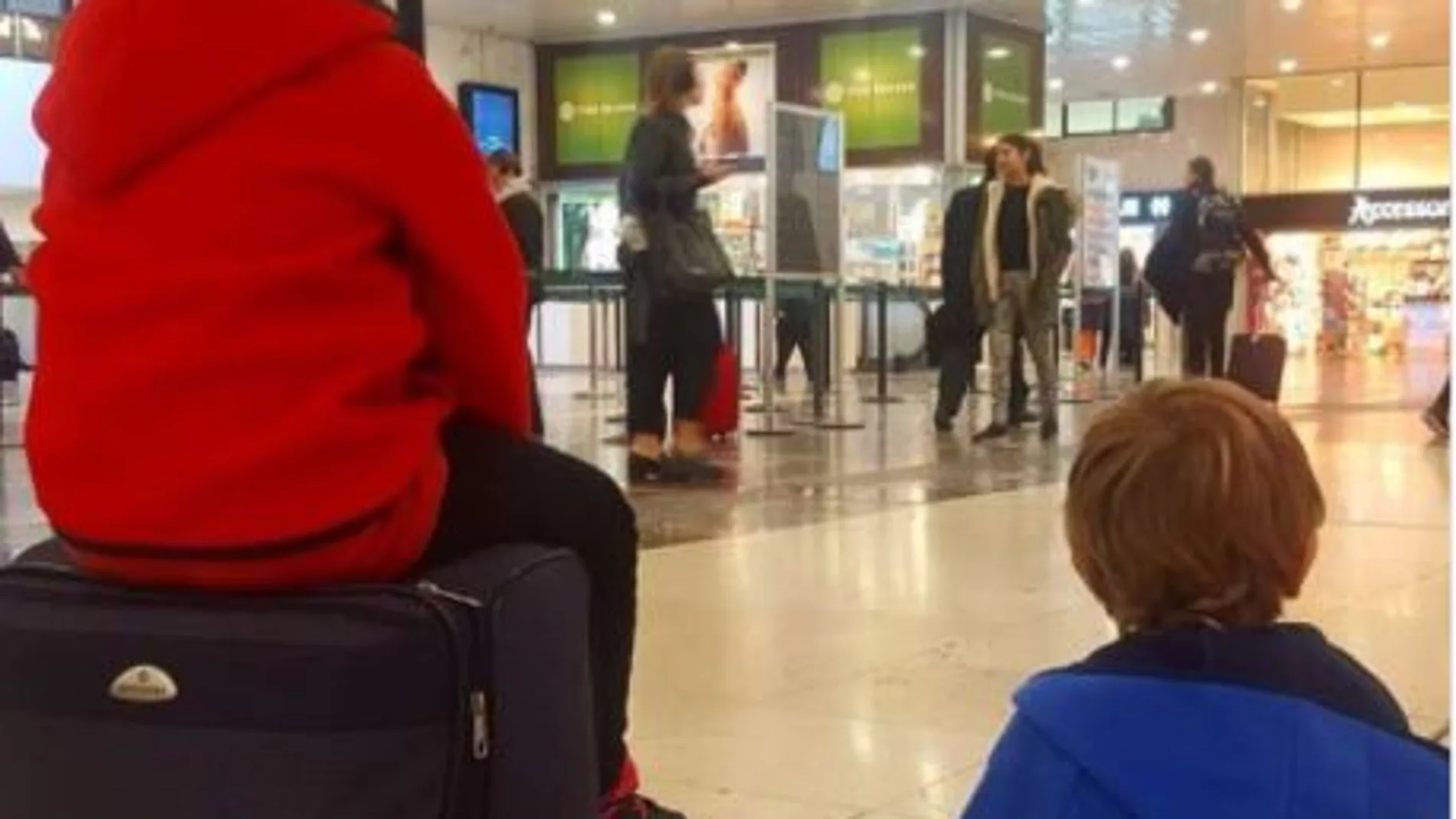 Los hijos de Oriol Junqueras en el aeropuerto