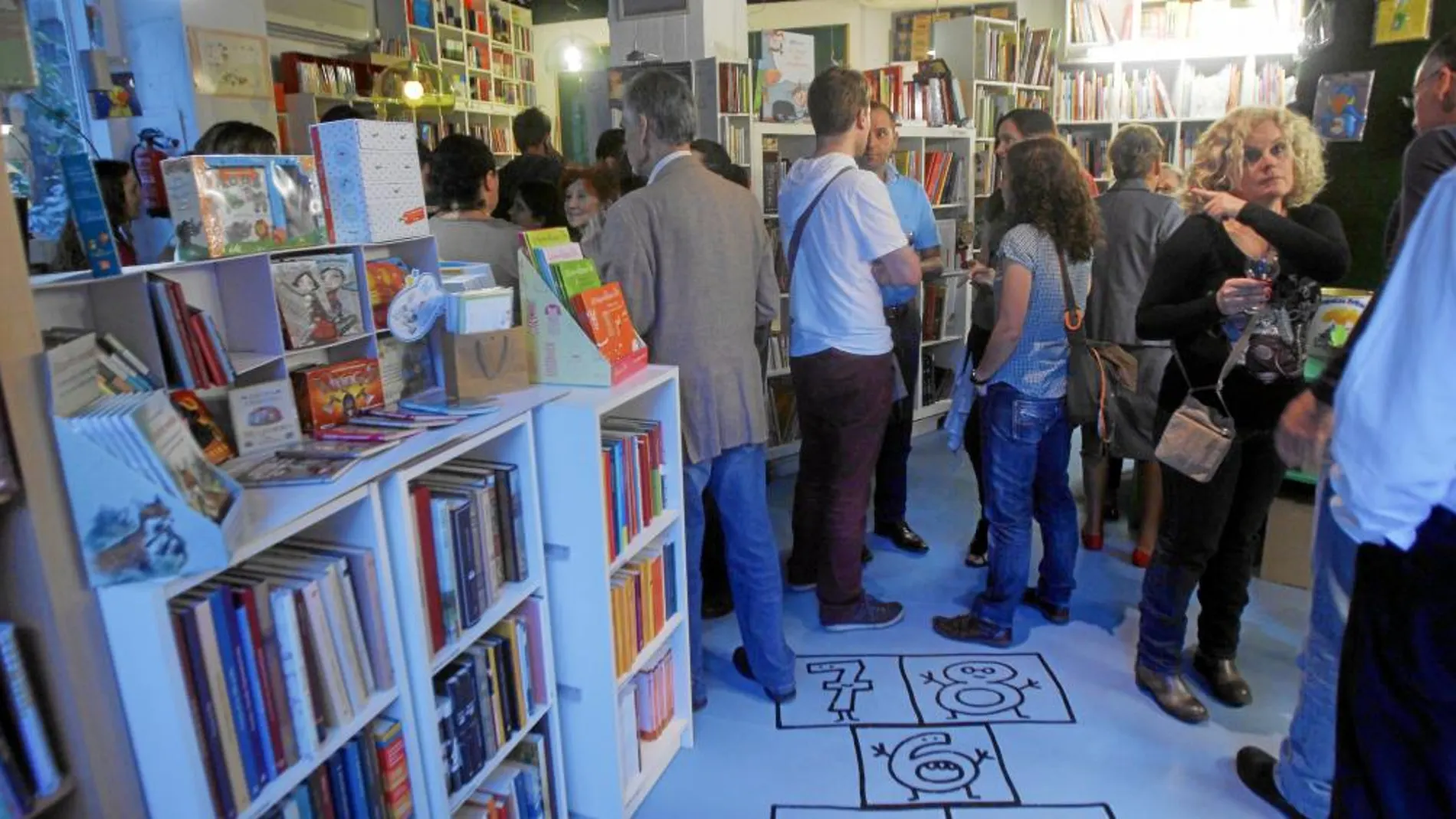 La librería está situada en la calle de Rafael Salazar Alonso