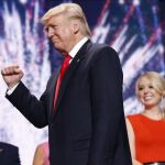 El candidato republicano a la presidencia, Donald Trump (c), reacciona tras ofrecer un discurso durante el día de cierre de la Convención Nacional Republicana