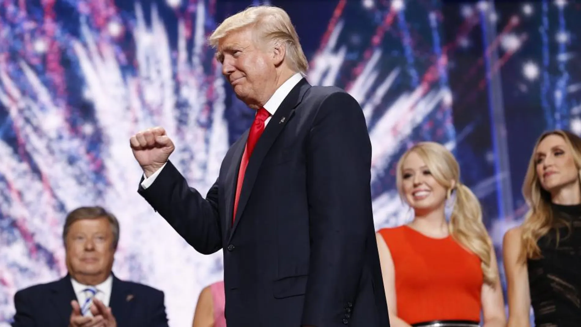 El candidato republicano a la presidencia, Donald Trump (c), reacciona tras ofrecer un discurso durante el día de cierre de la Convención Nacional Republicana