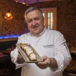 El cocinero muestra una ración de torreznos, protagonista de los aperitivos de la casa