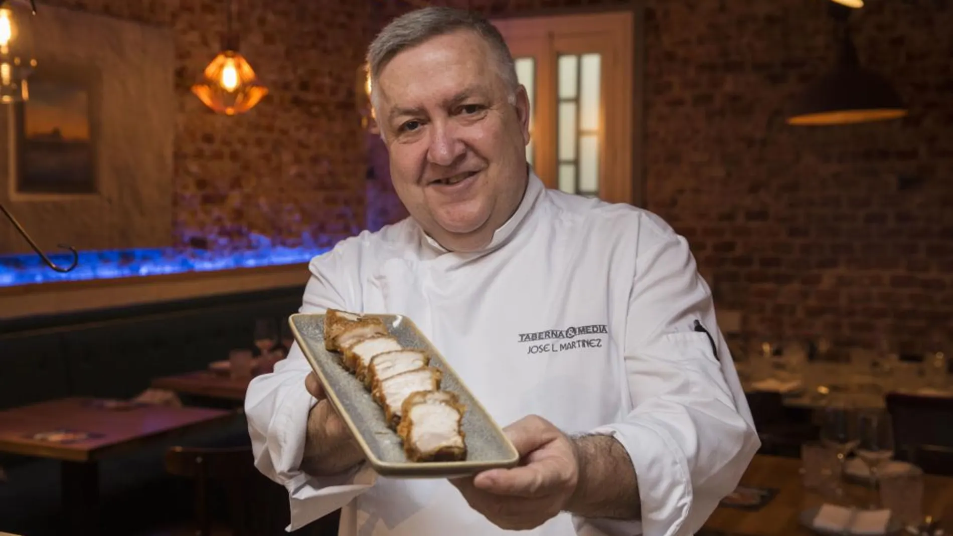 El cocinero muestra una ración de torreznos, protagonista de los aperitivos de la casa