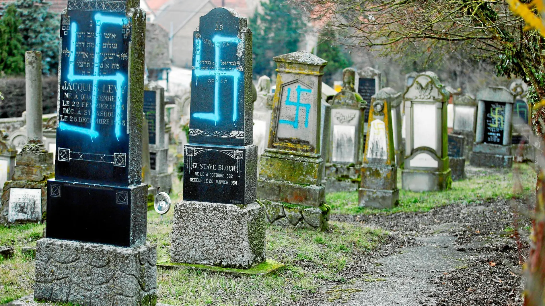 Varias de las tumbas profanadas con pintadas de cruces gamadas en el cementerio en Quatzenheim, localidad próxima a Estrasburgo / Reuters