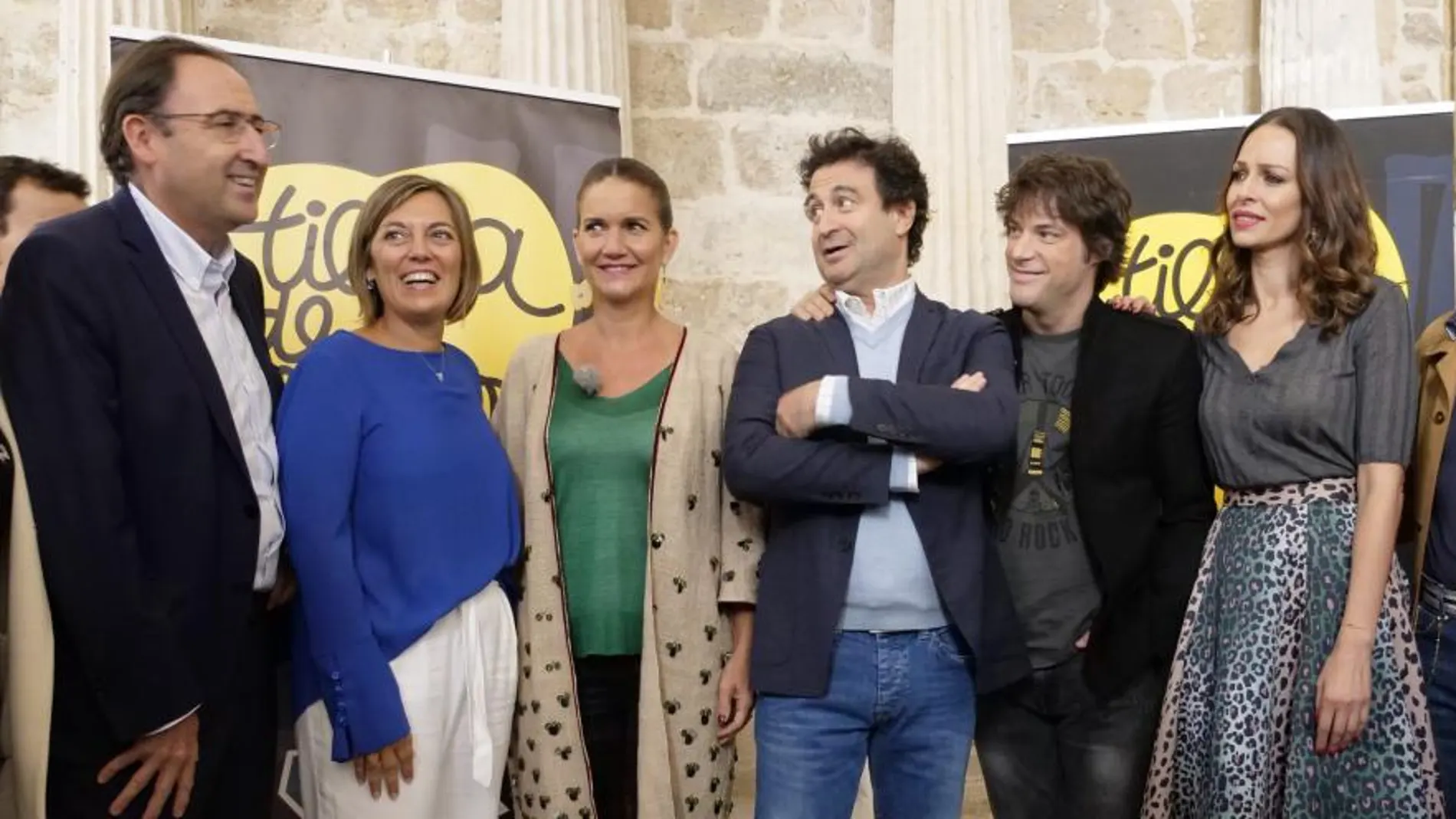 El alcalde, Alfonso Polanco; la presidenta de la Diputación, Ángeles Armisén; la consejera Milagros Marcos; los chefs Samantha Vallejo-Nágera, Jordi Cruz y Pepe Rodríguez, así como Eva González, entre otros, momentos antes de la grabación del programa