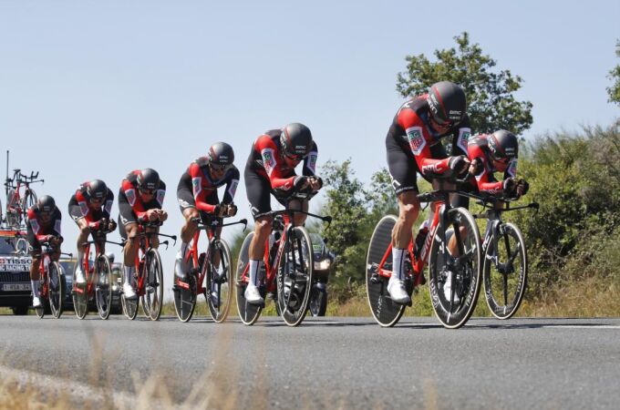 El equipo BMC Racing Team durante la etapa de hoy del Tour. (AP Photo/Christophe Ena)