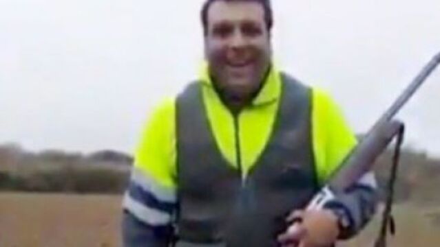 Imagen del hombre que tortura a un zorro hasta la muerte / Foto: PACMA