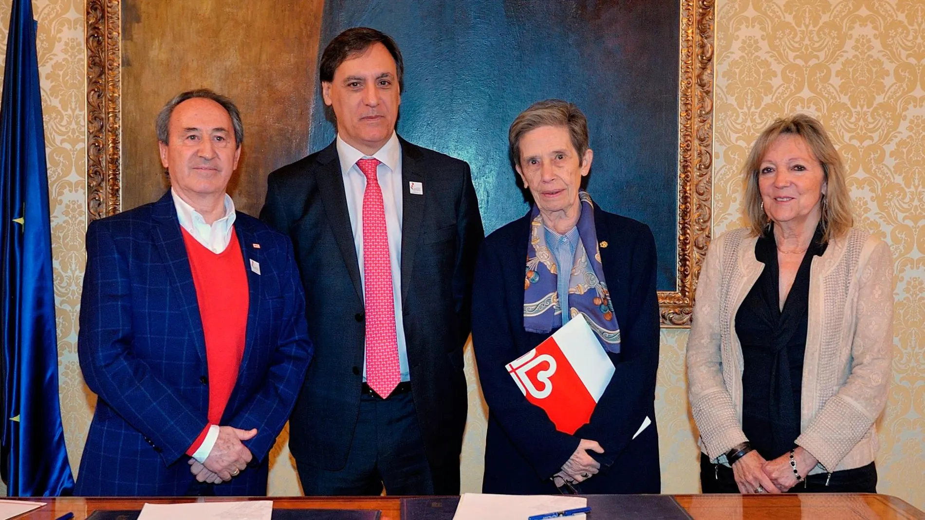 El alcalde de Salamanca, Carlos García Carbayo y la concejala Cristina Klimowitz junto a Jesús Juanes y Carmen Calzada