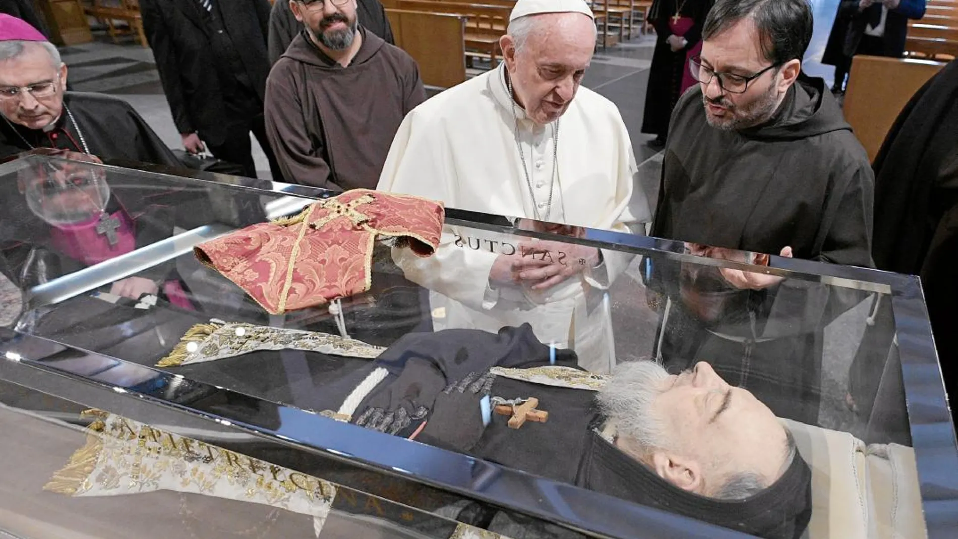 El Papa rinde homenaje al «santo de los estigmas»