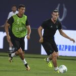 Cristiano Ronaldo y Gareth Bale asisten a un entrenamiento en el estadio Filip II, en Skopje, Macedonia,