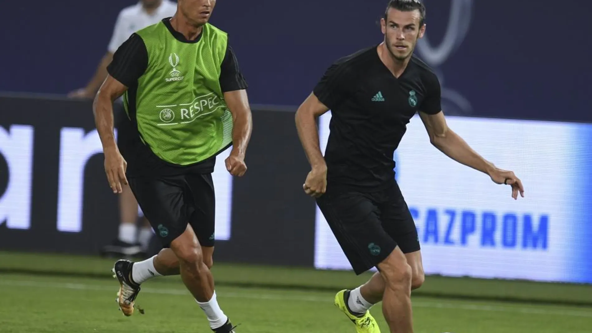 Cristiano Ronaldo y Gareth Bale asisten a un entrenamiento en el estadio Filip II, en Skopje, Macedonia,