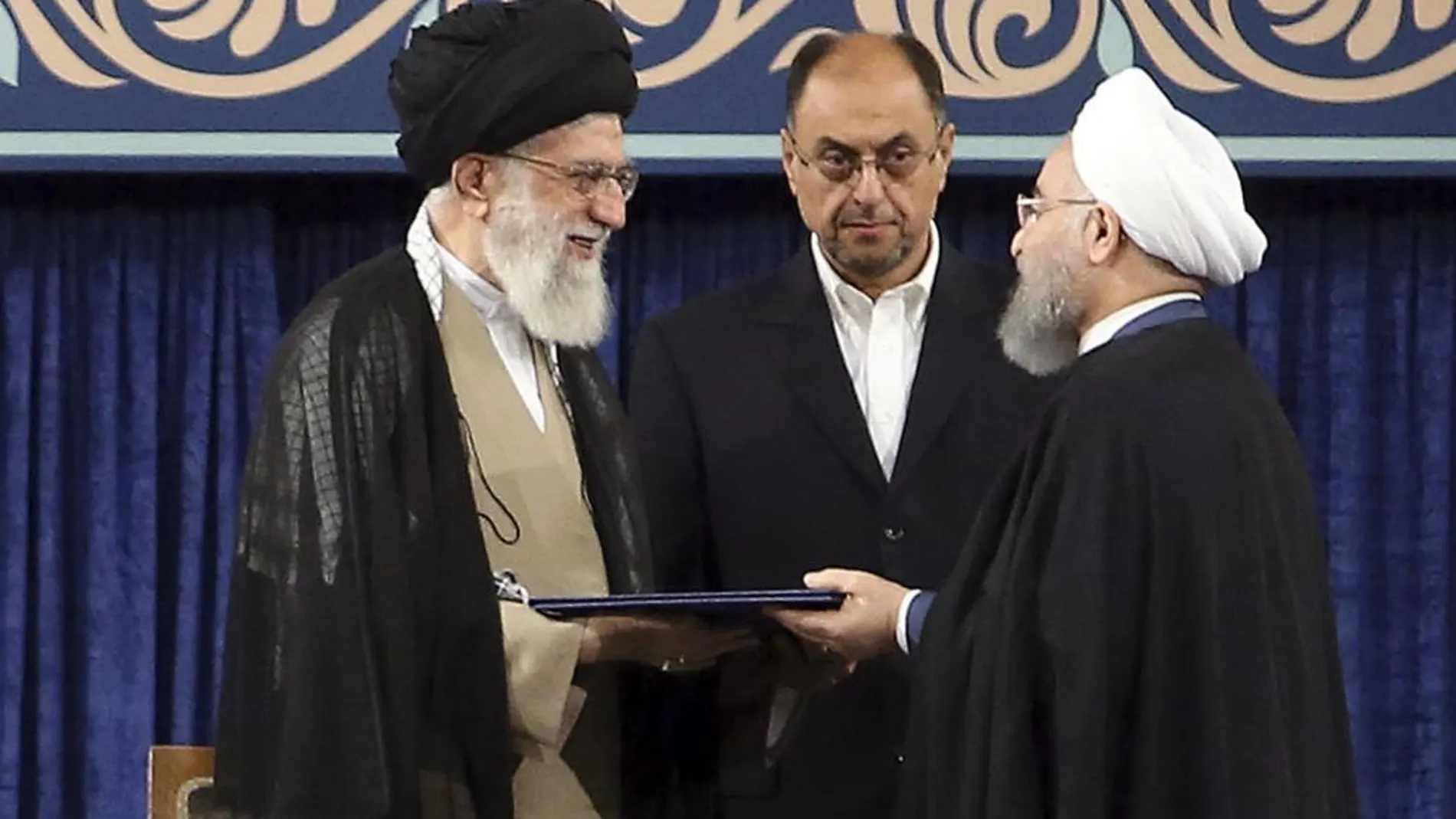 El presidente de Irán, Hasan Rohaní, recibe un certificado sobre su nombramiento de manos del líder supremo iraní, el ayatolá Alí Jameneí
