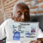 Se llama Sodimejo, alias «Mbath Gotho»,y podría fulminar el récord de personas más longevas. Según consta en su documento de identidad, reconocido por su Gobierno como auténtico, nació el 31 de diciembre de 1870 en la isla de Java. Así que tendría la friolera de 145 años.