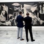 Felipe VI y Barack Obama ante el «Guernica» de Pablo Picasso. EFE/ Casa de S.M. el Rey /Francisco Gómez