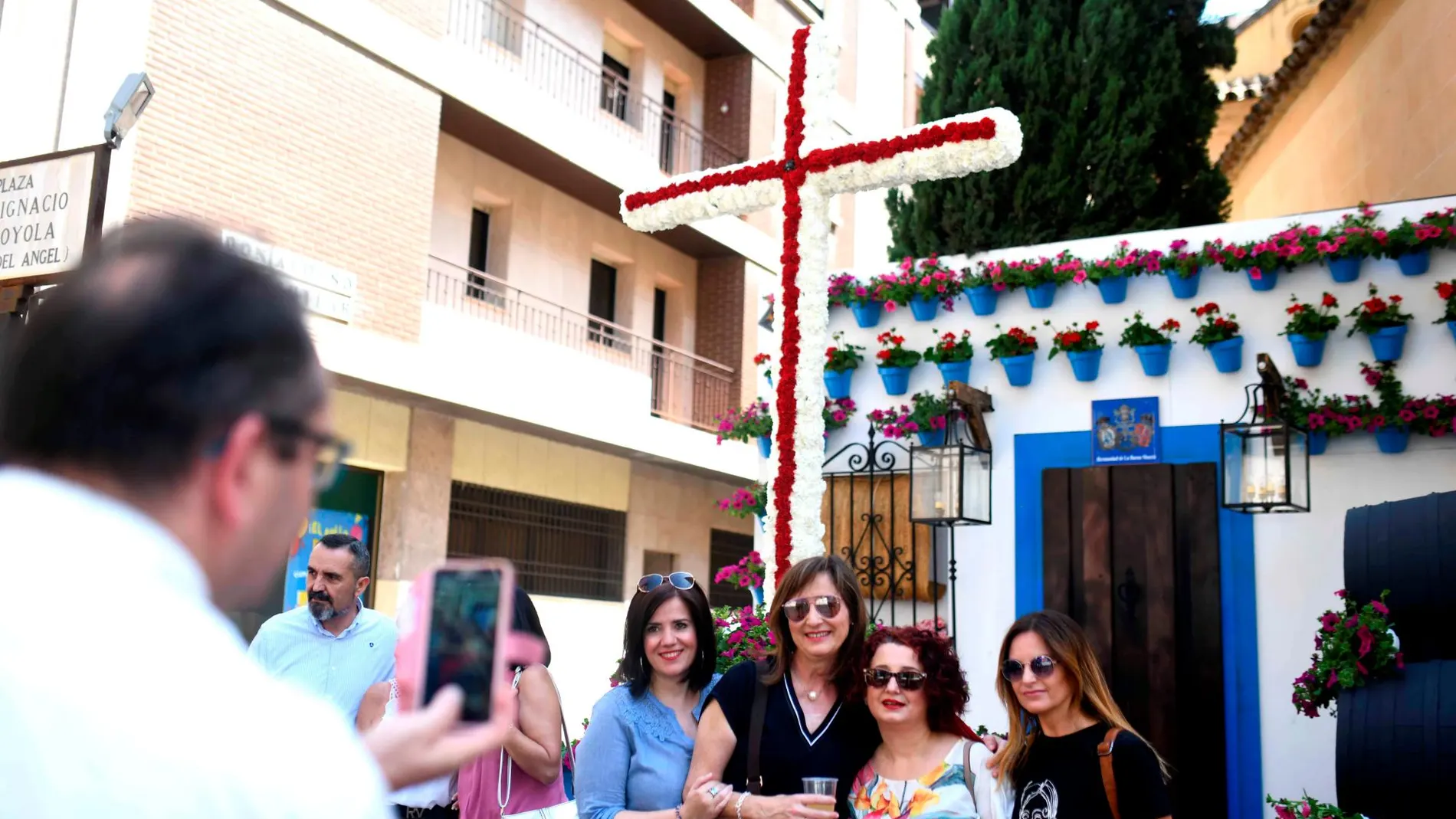 Las cruces de mayo empiezan a llenar las calles y plazas de Córdoba / Foto: Efe