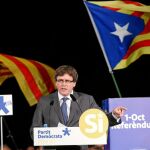 Carles Puigdemont, ayer, en un acto del PDeCAT en Barcelona, acusa a Rajoy de ser «el guardián de la tumba de Franco»