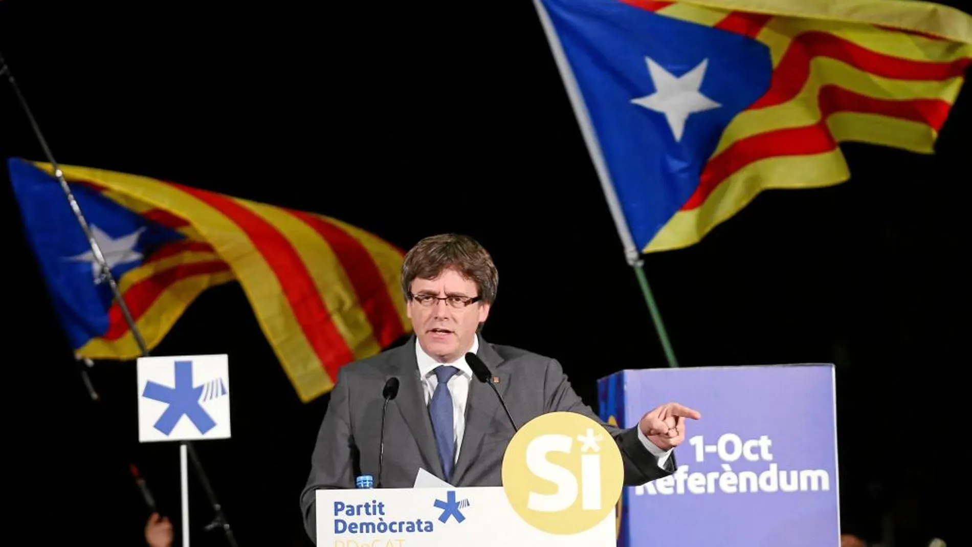 Carles Puigdemont, ayer, en un acto del PDeCAT en Barcelona, acusa a Rajoy de ser «el guardián de la tumba de Franco»