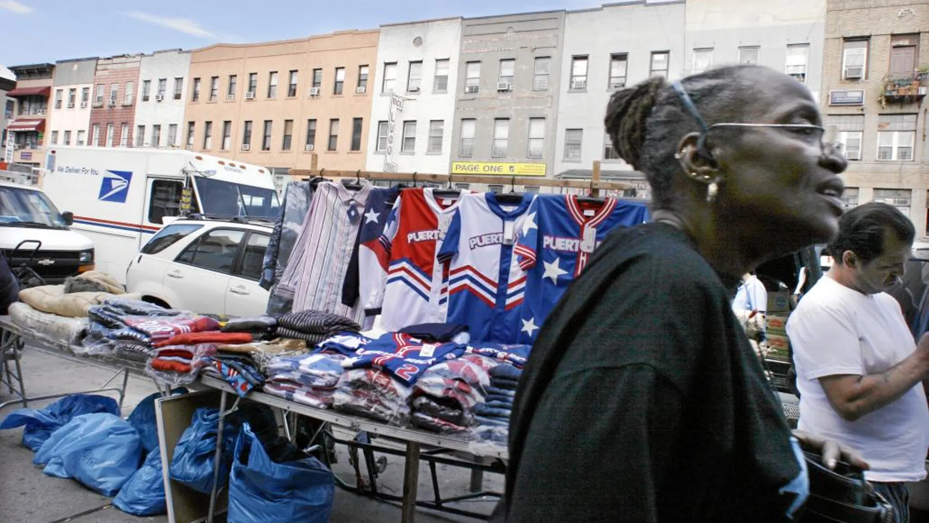 Varios vendedores atienden a los clientes en un mercadillo en el barrio neoyorquino de Harlem