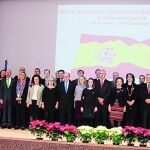 La delegada junto a todas las personalidades que han leido un artículo de la Constitución Española