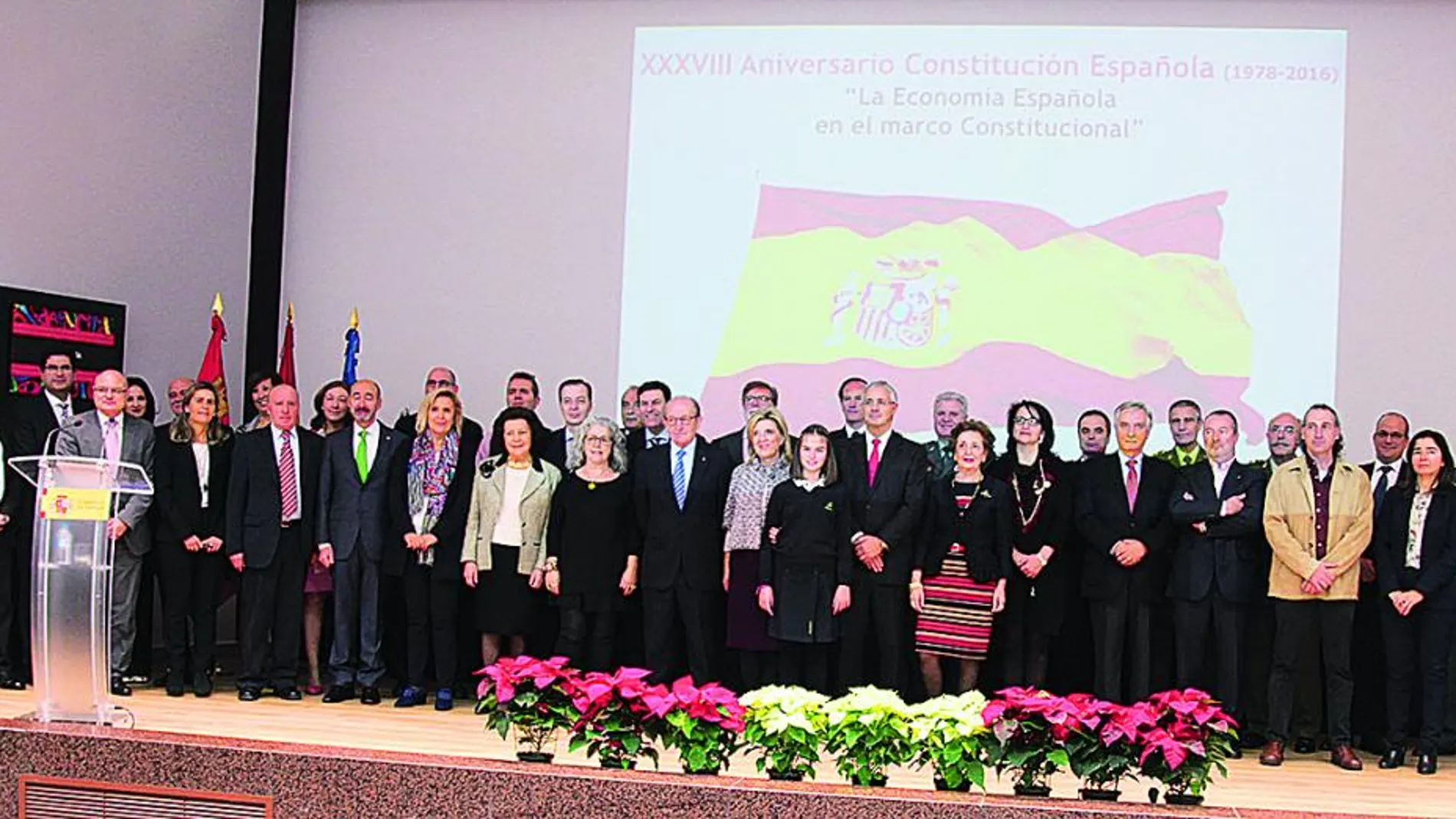 La delegada junto a todas las personalidades que han leido un artículo de la Constitución Española