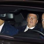 Matteo Renzi, en el centro, llega al palacio del Qurinal, en Roma.