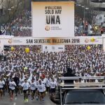 Vista general de la salida de los participantes en la carrera popular de la San Silvestre Vallecana desde el estadio Santiago Bernabeu