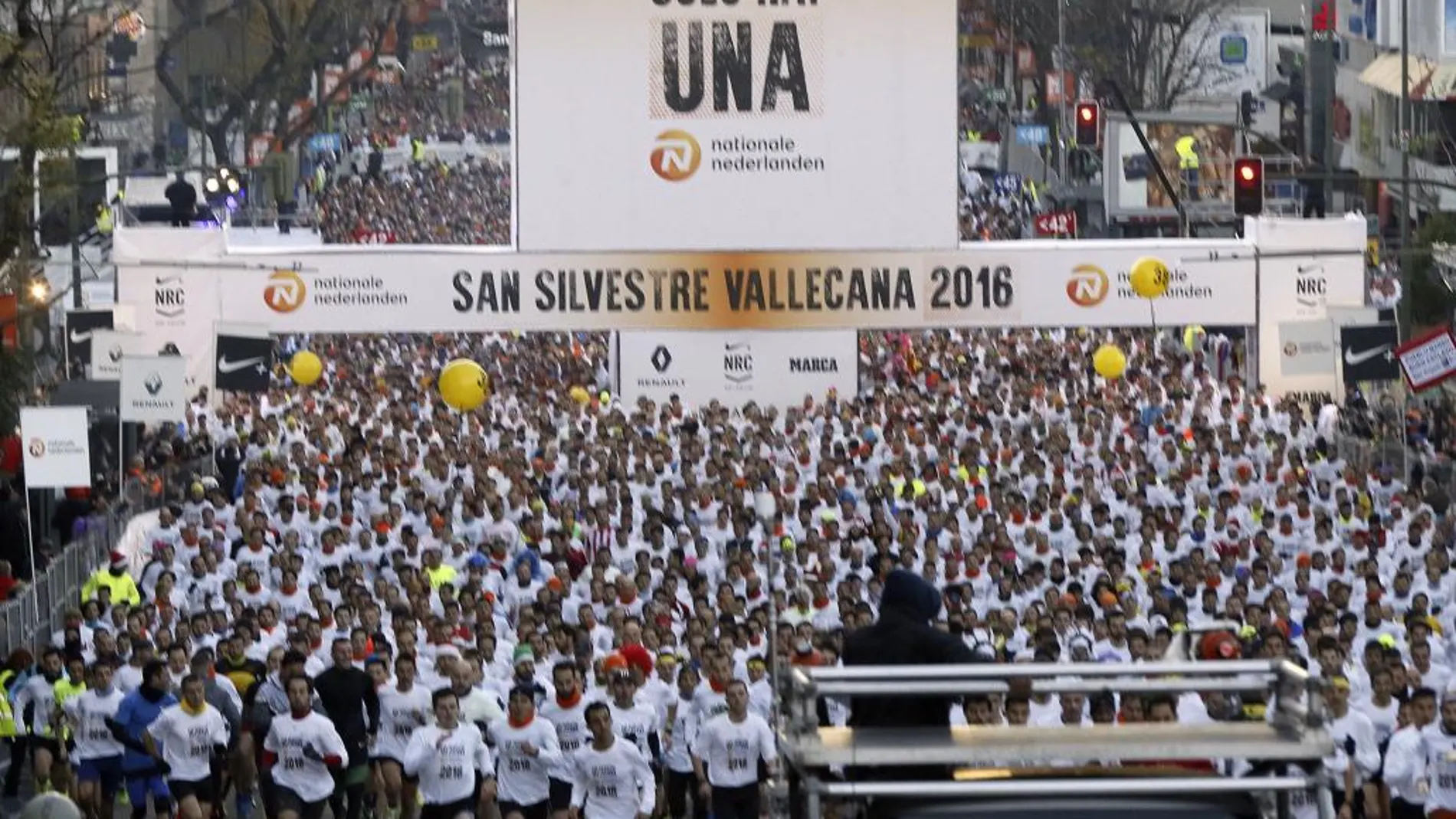 Vista general de la salida de los participantes en la carrera popular de la San Silvestre Vallecana desde el estadio Santiago Bernabeu