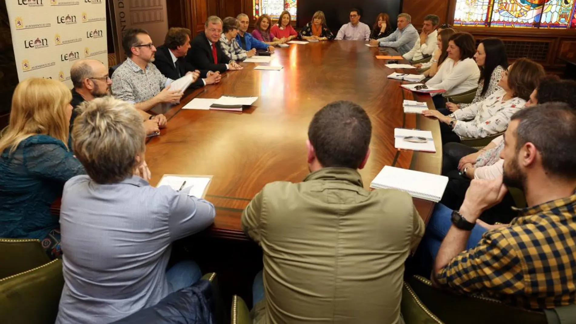 El alcalde de León, Antonio Silván, y el concejal Javier García-Prieto se reúnen con los directores de los centros docentes / César/Ayuntamiento de León