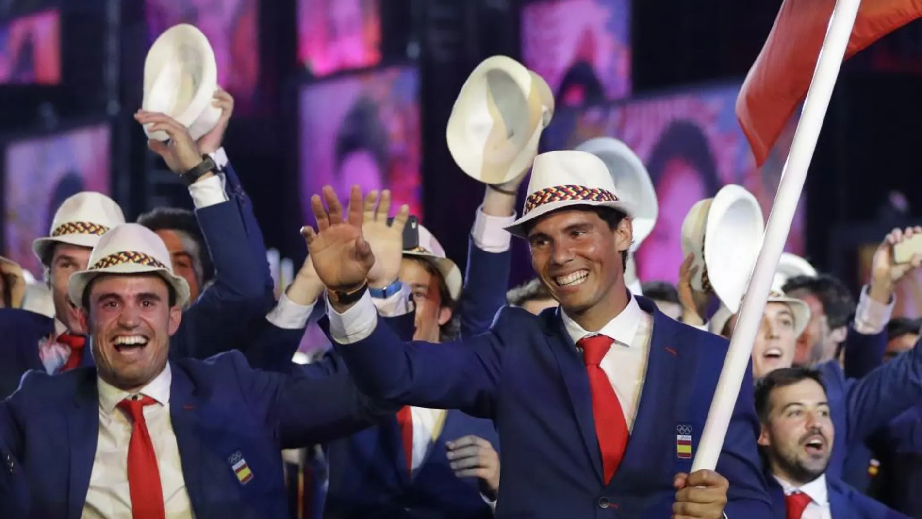 La sonrisa de Nadal guía al equipo español