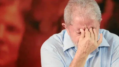 El ex presidente Lula asiste ayer a la reunión del Partido de los Trabajadores