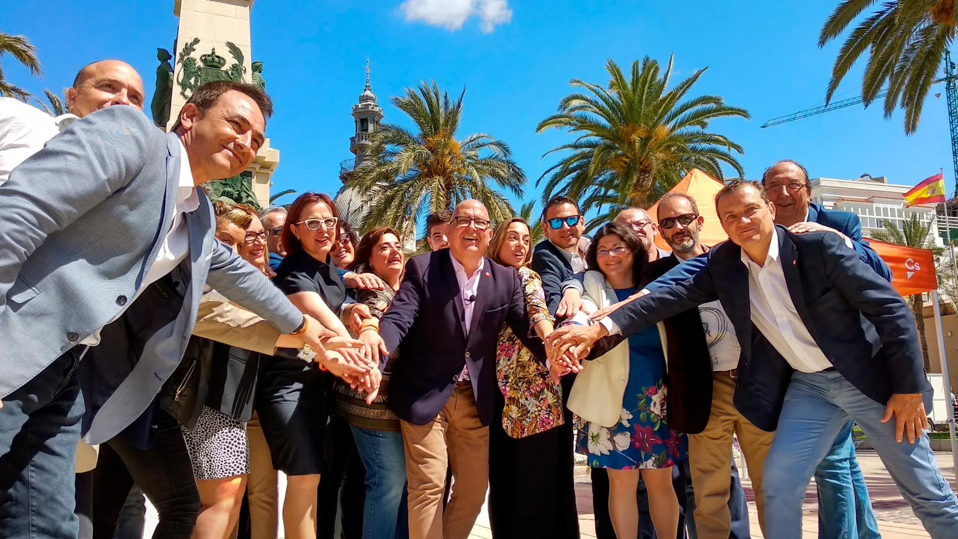 Manuel Padín junto al resto de componentes de la candidatura municipal de Ciudadanos en Cartagena. LA RAZÓN