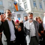 Jordi Cuixart y Jordi Sánchez en una imagen de archivo tras salir de la Audiencia Nacional