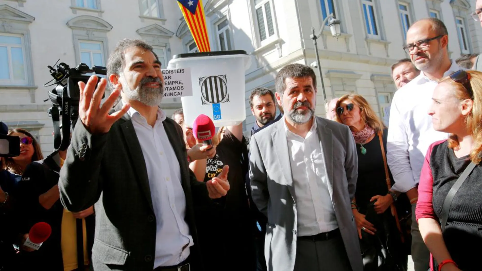 Jordi Cuixart y Jordi Sánchez en una imagen de archivo tras salir de la Audiencia Nacional