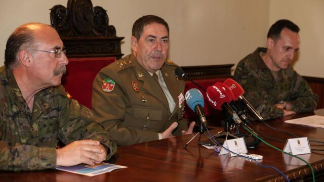 El general de Brigada José Rivas presenta los actos junto a los coroneles José Falcó y Francisco Galisteo /Dos Santos