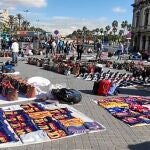 La presencia de manteros resurgió con fuerza este verano en la zona del puerto de Barcelona