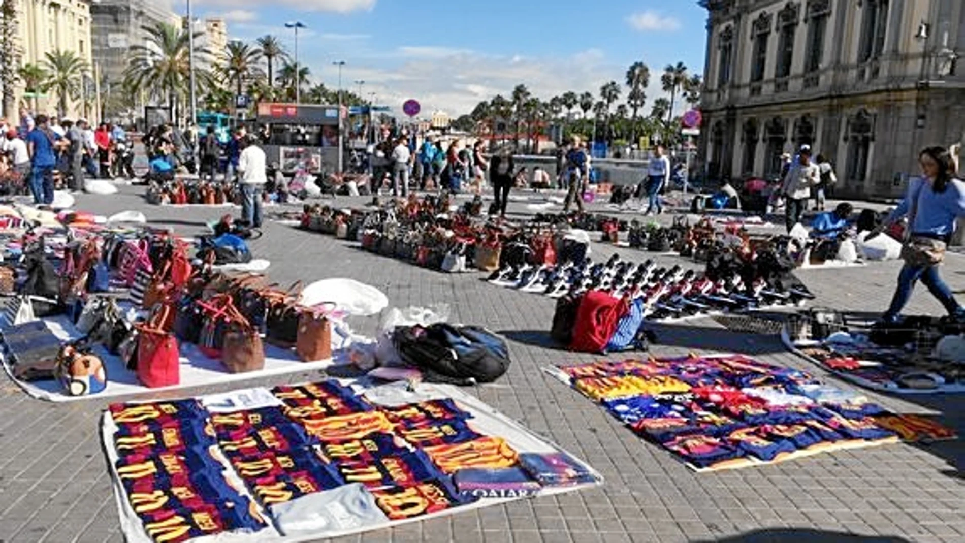 La presencia de manteros resurgió con fuerza este verano en la zona del puerto de Barcelona