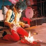 Hendrix quiso ir más lejos que Tonwshend, guitarrista de The Who que minutos antes había destrozado la guitarra, y quemó la suya