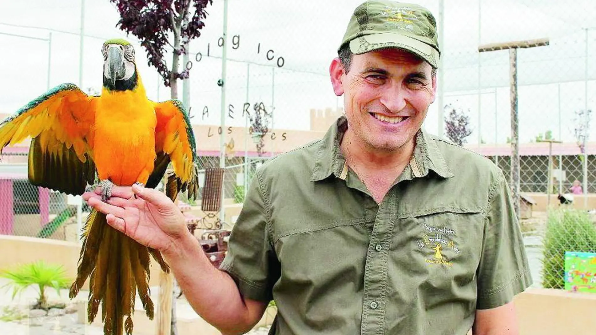 El emprendedor e ideólogo del parque, Enrique Marcos con «Curro».