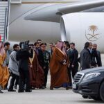 Maher Abdulaziz Mutreb, penúltimo en bajar la escalinata del avión, en la llegada del príncipe saudí a la Base Aérea de Torrejón.