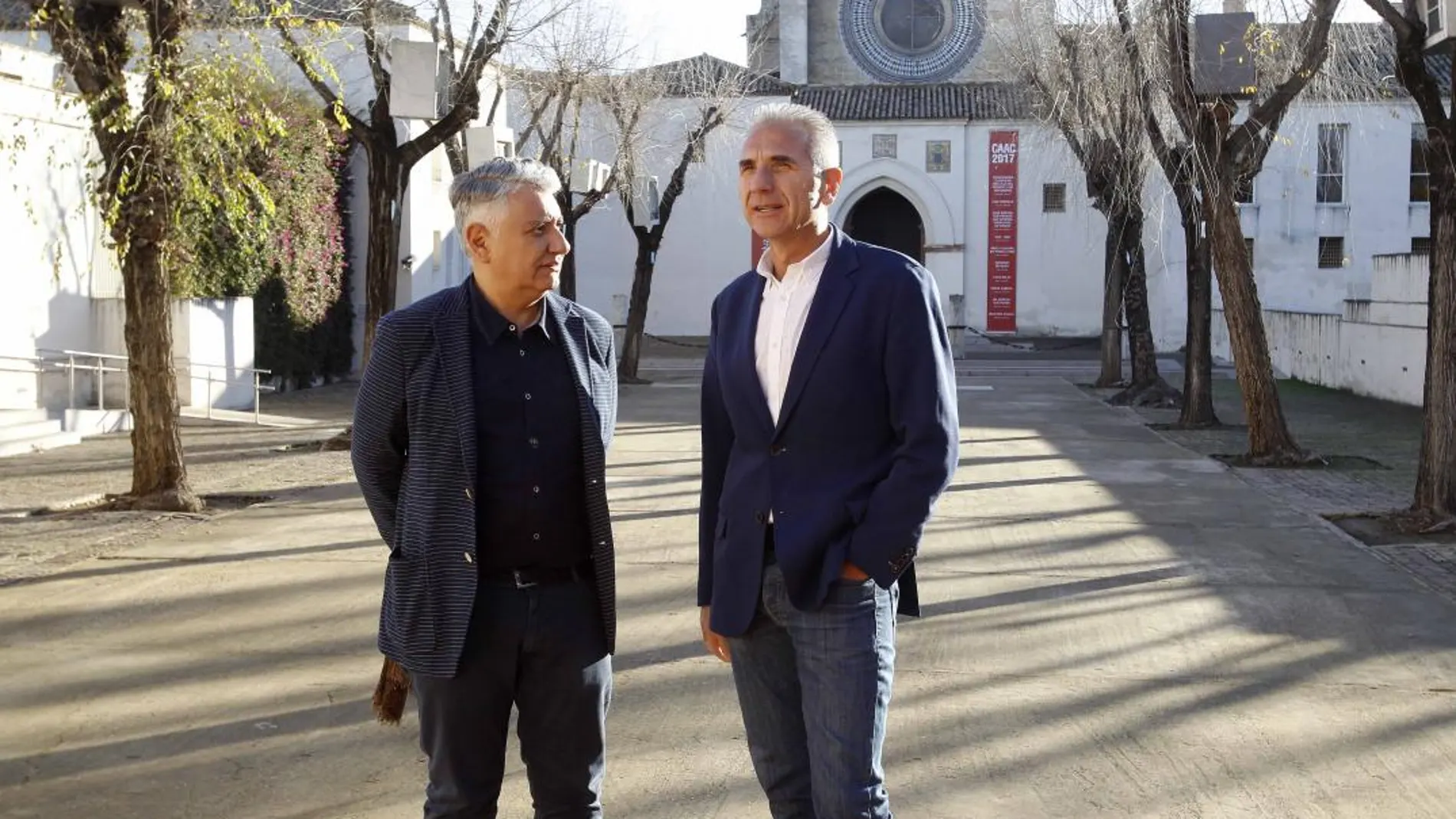 Juan Antonio Álvarez Reyes, director del CAAC, y el consejero de Cultura, Miguel Ángel Vázquez, en la presentación de ayer