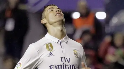 Puños fuera: Tienes que volver ya, Cristiano