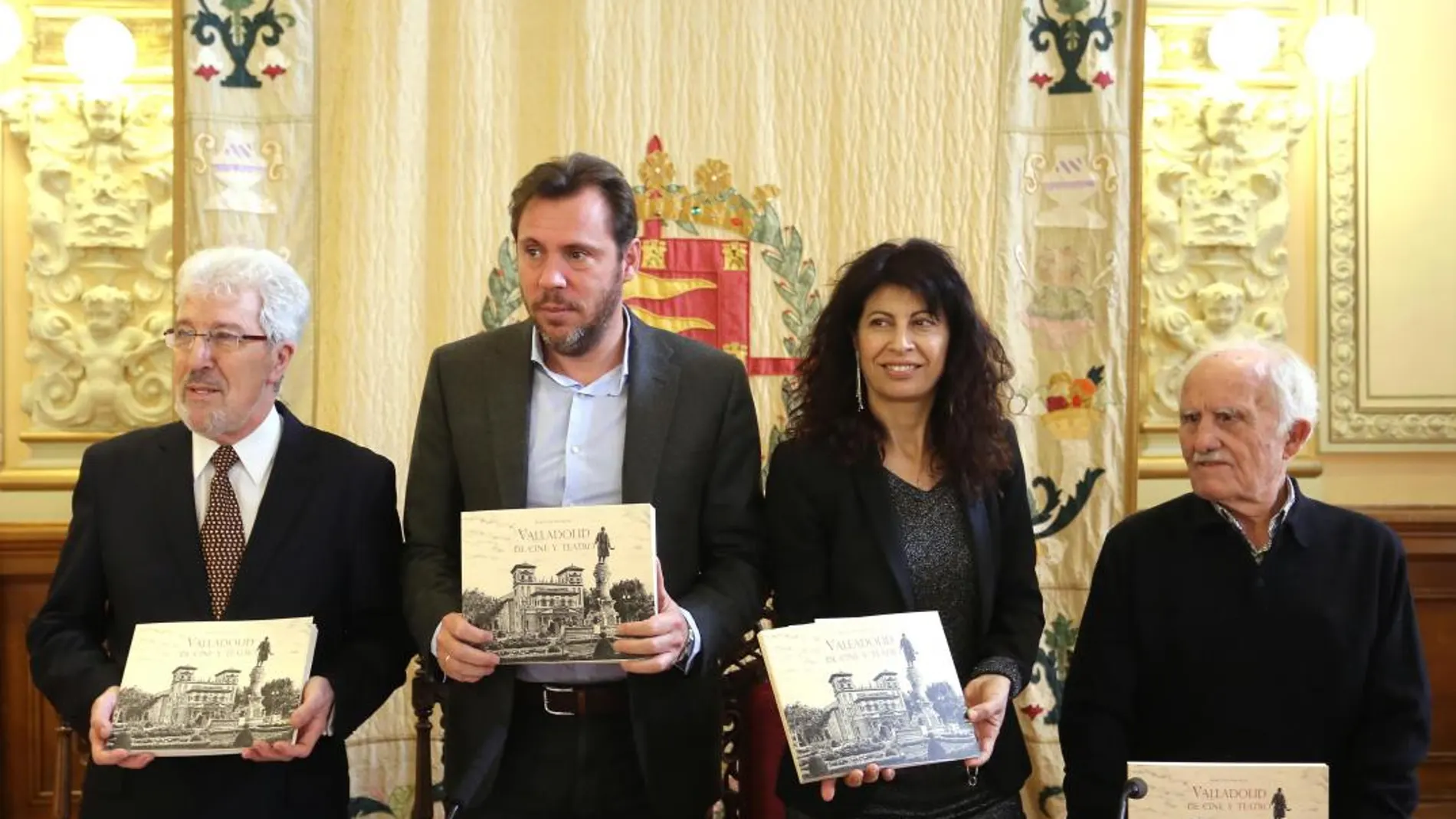 El pintor Miguel Ángel Soria, junto al alcalde Óscar Puente, la concejala Ana Redondo y el crítico Fernando Herrero